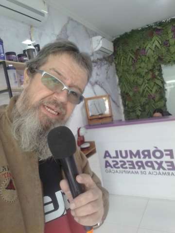 locutor/ locução  e mascote do cachorro ação de markeying