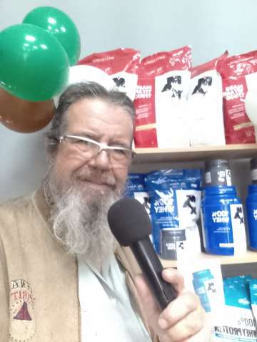 locutor/ locução  e mascote do cachorro ação de markeying