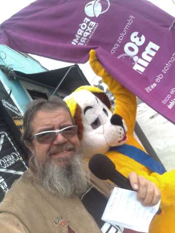 locutor/ locução  e mascote do cachorro ação de markeying