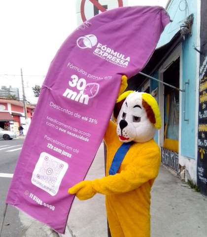 locutor/ locução  e mascote do cachorro ação de markeying